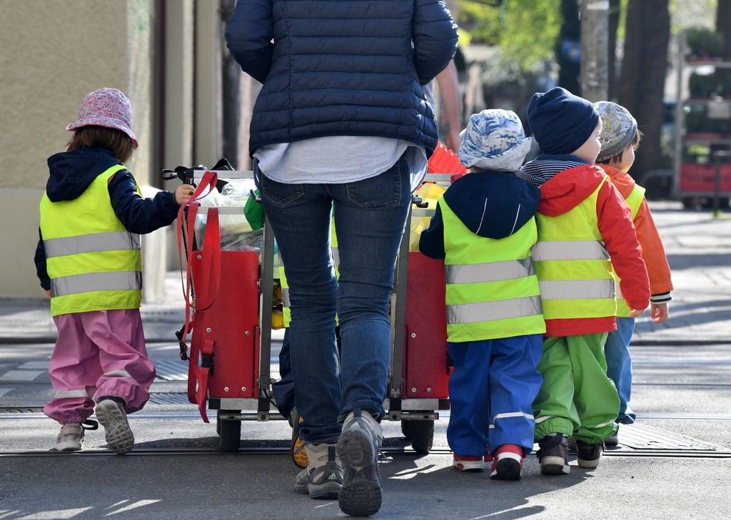 Ein Betreuerin läuft mit mehreren Kleinkindern über einen Bürgersteig. Das dieses Jahr endende Programm zum Kita-Ausbau stammt noch von der Vorgängerregierung.