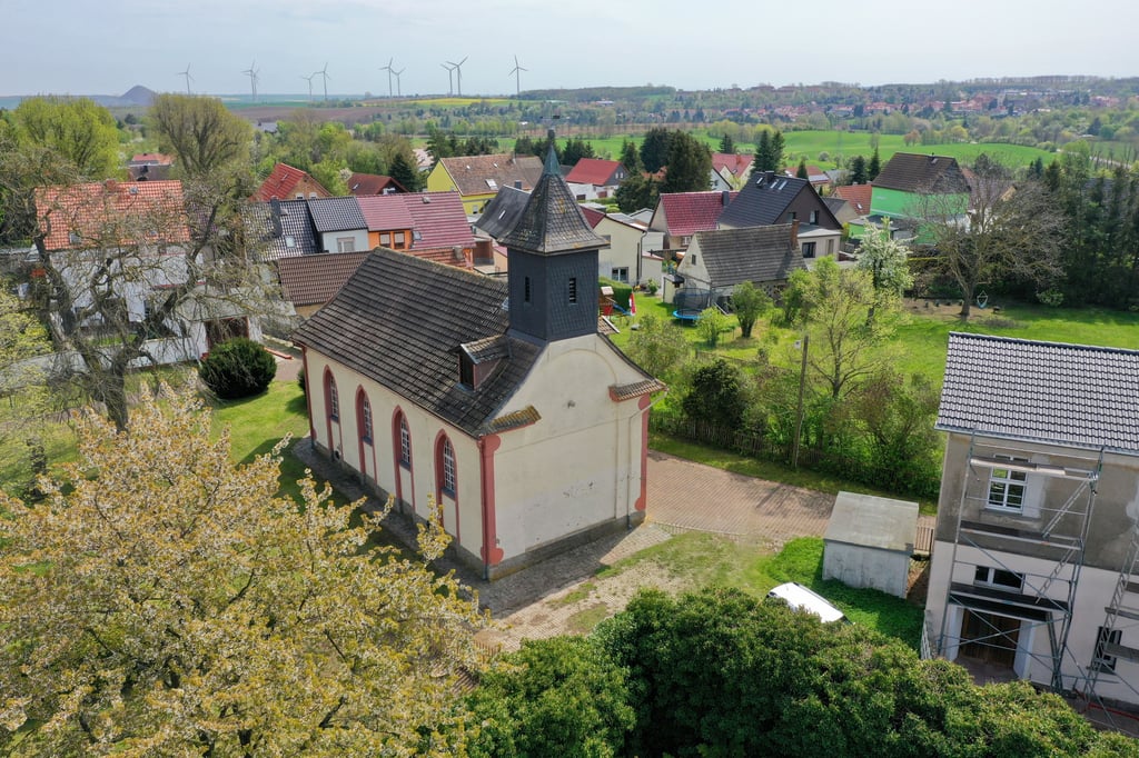 Symbolfoto - Blick auf die Kirche St.Katharina in Benndorf.