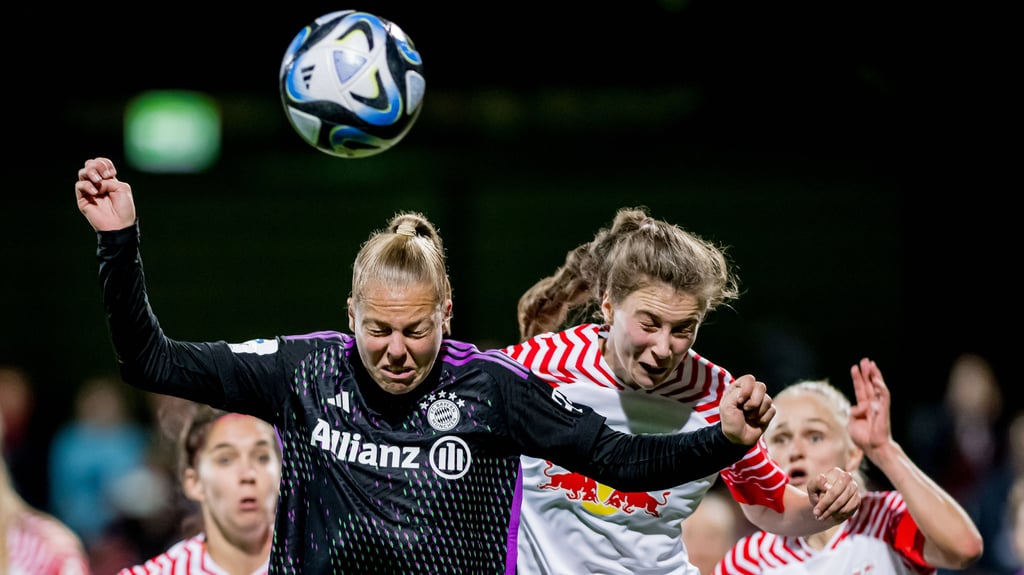 Leipzigs Julia Magerl (r.) geht gegen Bayern-SPielerin Jill Baijings zum Kopfball.