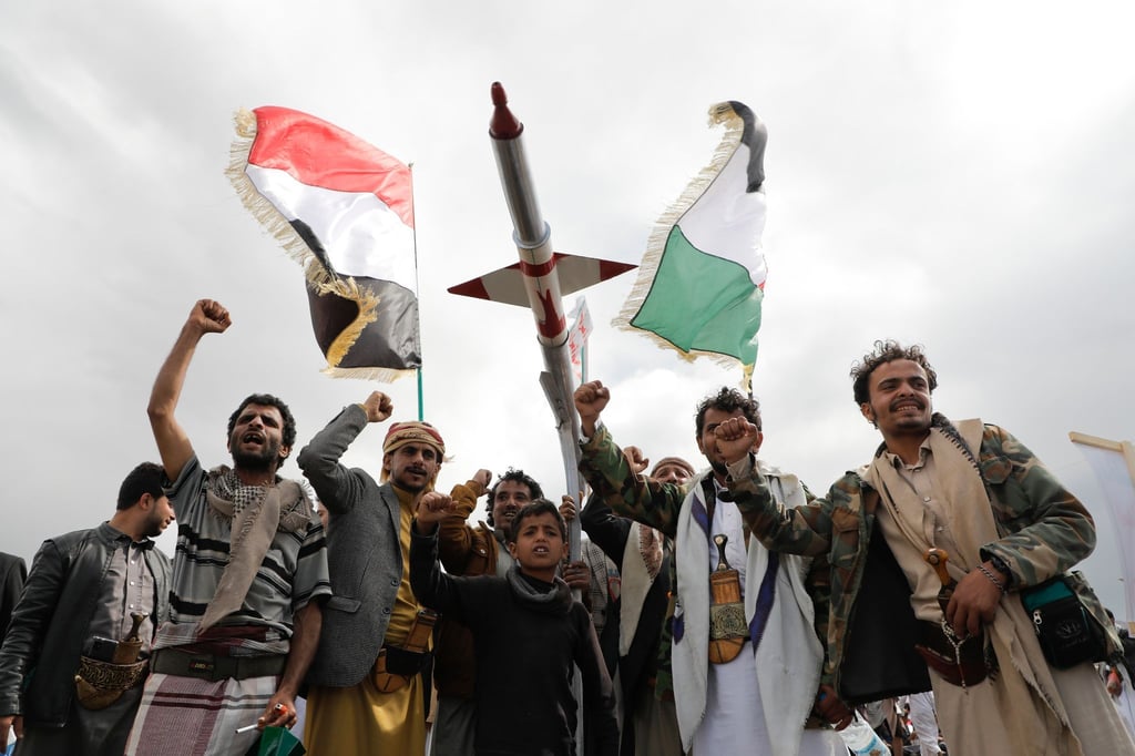 Anhänger der Huthi in Sanaa. Die Huthi agieren nach eigenen Angaben aus Solidarität mit der islamistischen Hamas im Gazastreifen und richten ihre Attacken auf Frachter mit angeblicher Verbindung zu Israel, den USA oder Großbritannien.