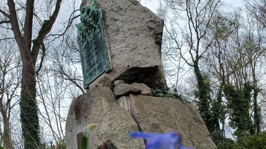 Der geklaute Adler soll ersetzt werden.