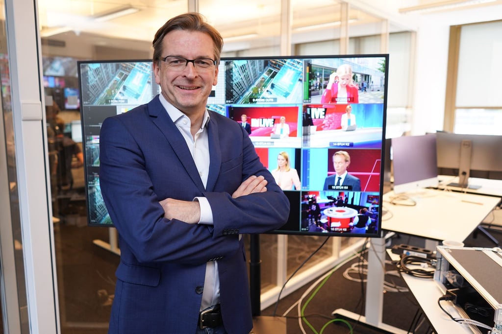 Claus Strunz, Programmchef vom TV-Sender „Bild“, steht vor dem Regie-Raum des TV-Senders.