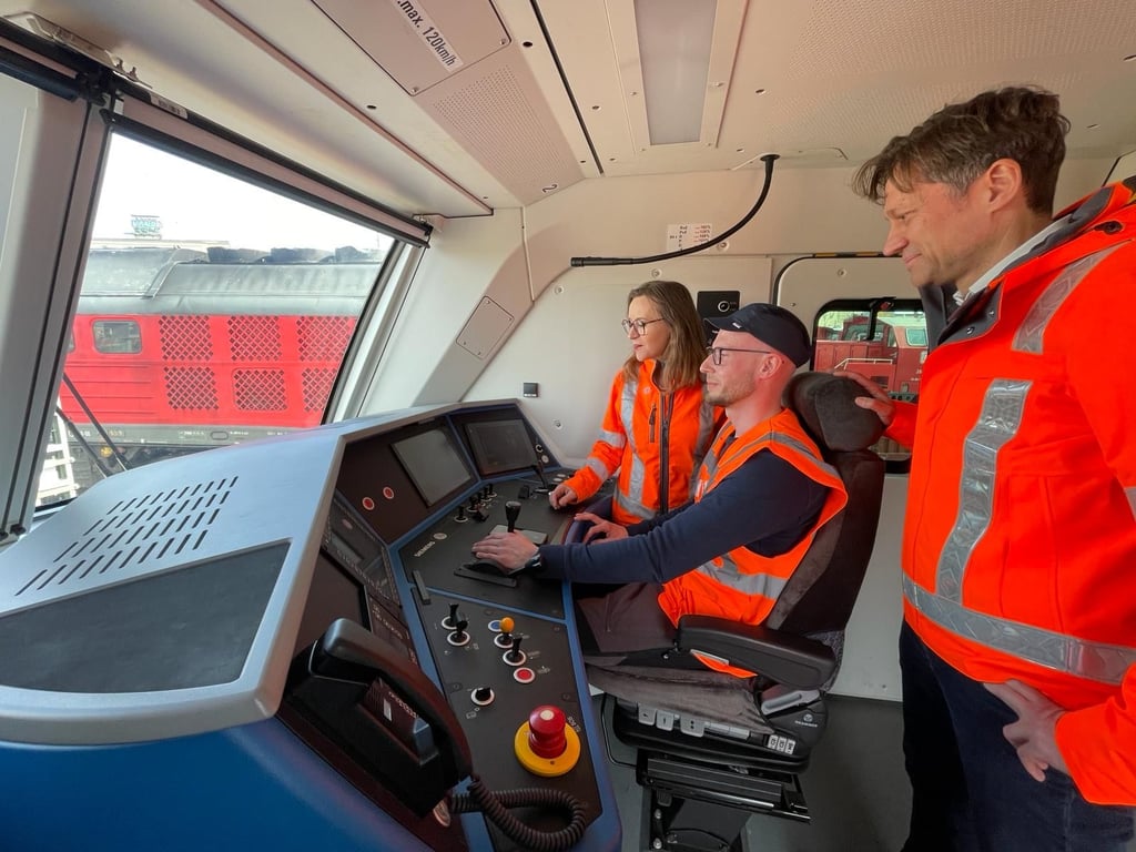 Sigrid Nikutta, Vorstand von DB Cargo und Güterverkehr der Deutschen Bahn, und Lokführer Sebastian Schröder im modernen Cockpit der neuen Lok, rechts Siemens-CEO Michael Peter