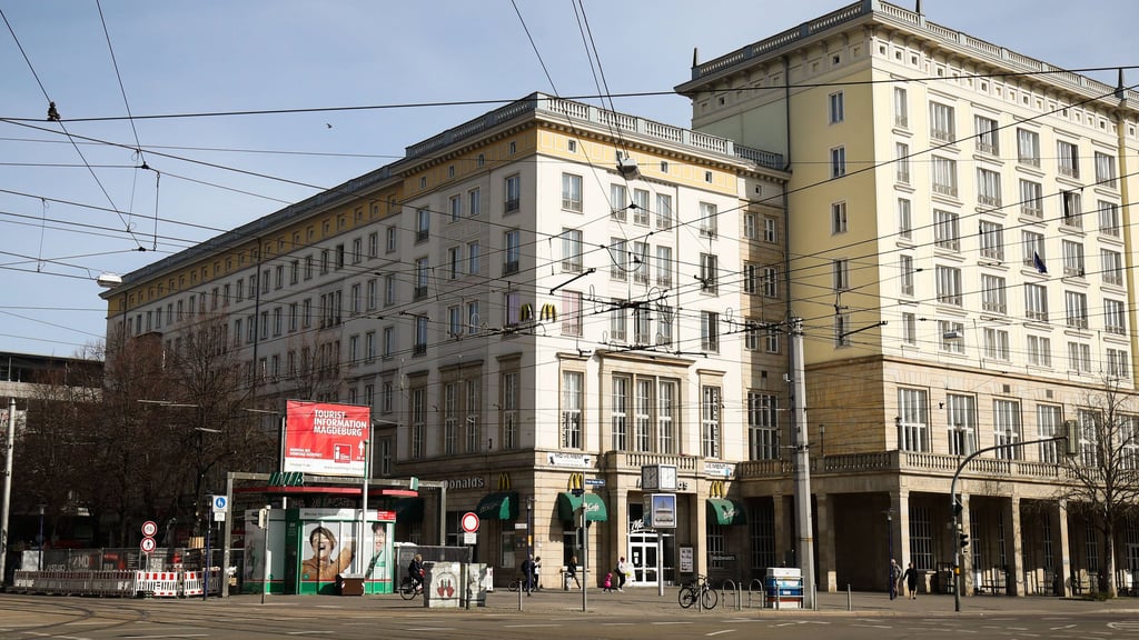 Manche Fans vom 1. FC Magdeburg wünschten sich in die leerstehende ehemalige McDonalds-Filiale in der Magdeburger Innenstadt einen Fanshop.