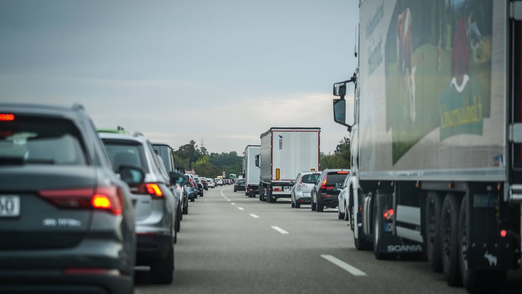 Wegen Reinigungsarbeiten staut sich der Verkehr auf der A38 bei Lützen.