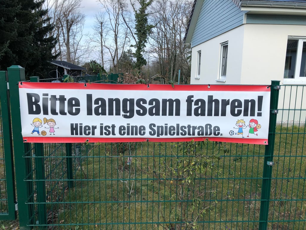 Dieses Transparent ist ein deutlicher Hinweis an die Autofahrer in der Fanny-Tarnow-Siedlung.