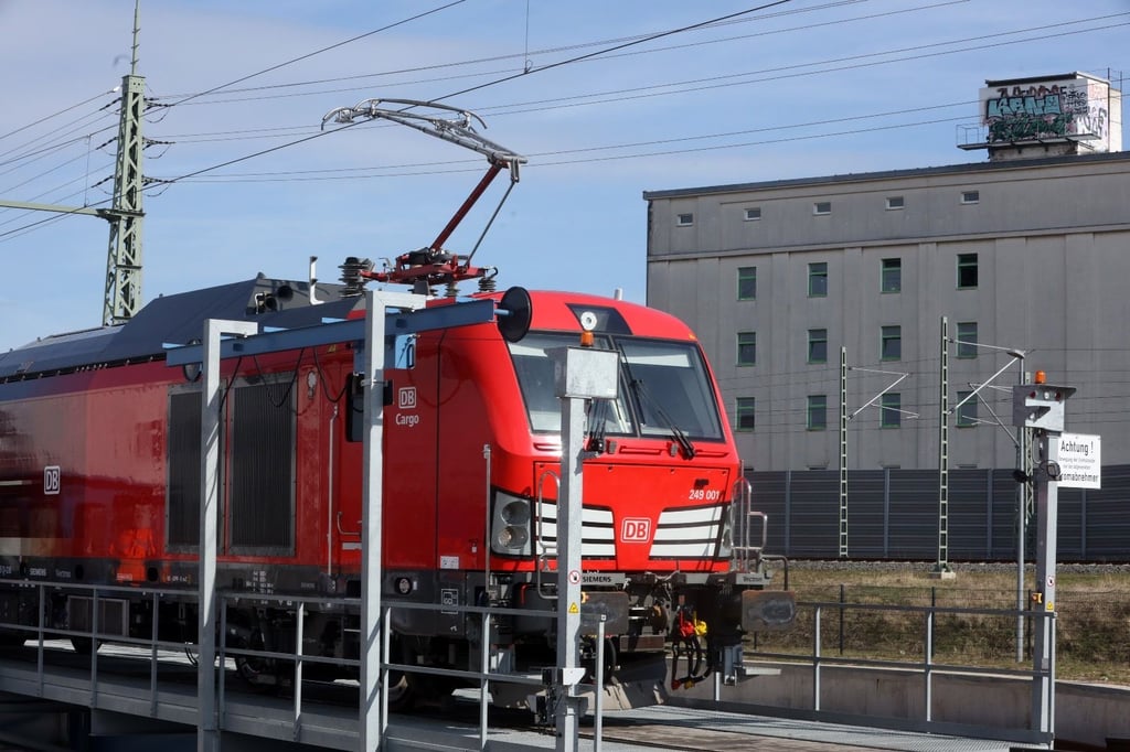 Ihre erste Fahrt absolvierte die Hybrid-Lok auf dem Gelände des Güterbahnhofs Halle.