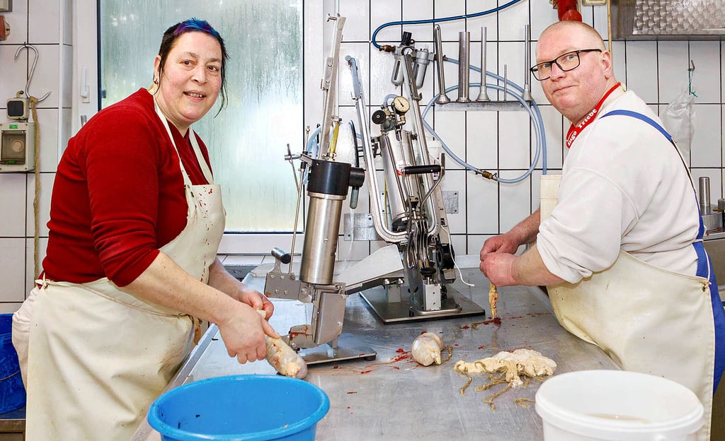 Privat und beruflich sind sie ein Team: Evelyn und Ingo Triebe betreiben seit 20 Jahren die Fleischerei Triebe, stellen Fleisch und Wurst her.
