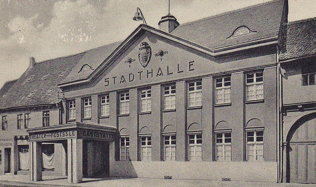 Zu Vorstellungen wurde in die Stadthalle eingeladen. In Rumpfs Hotel, dem heutigen Kino, saß die Verwaltung des Theaters.