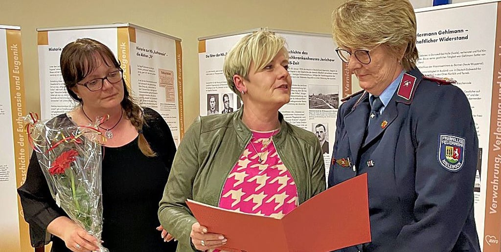 Gudrun Ganske erhielte ihre Urkunde von Bürgermeisterin Cathleen Lüdicke.