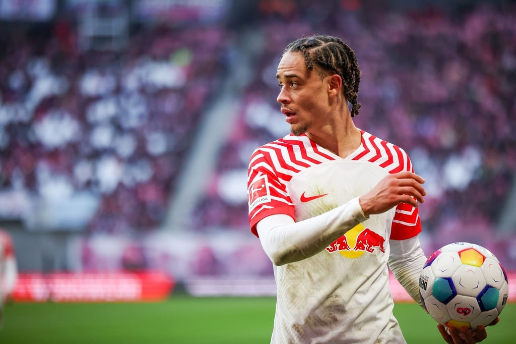 Leipzigs Spieler Xavi Simons geht zu einem Eckball.