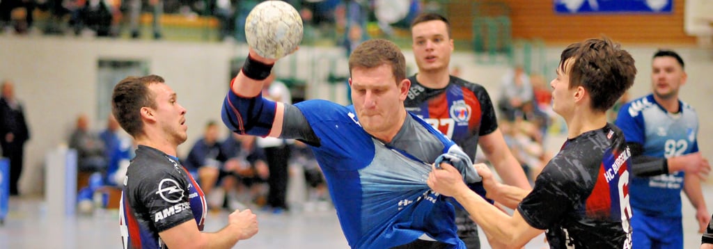 Das Erfolgsrezept für Martin Sowa (am Ball) und die TSG Calbe soll die „schnelle Mitte“ sein.