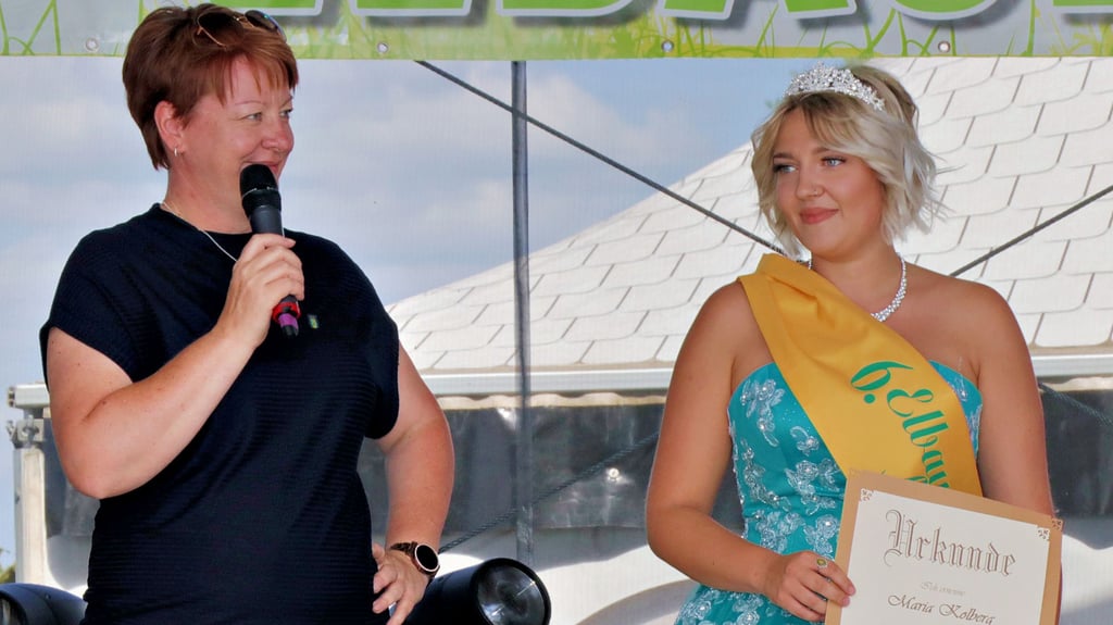 Im Jahr 2019 krönte Bürgermeisterin Nicole Golz (li.) auf dem Elbauenfest Maria Kolberg zur 6. Elbauenkönigin „Maria I.“.