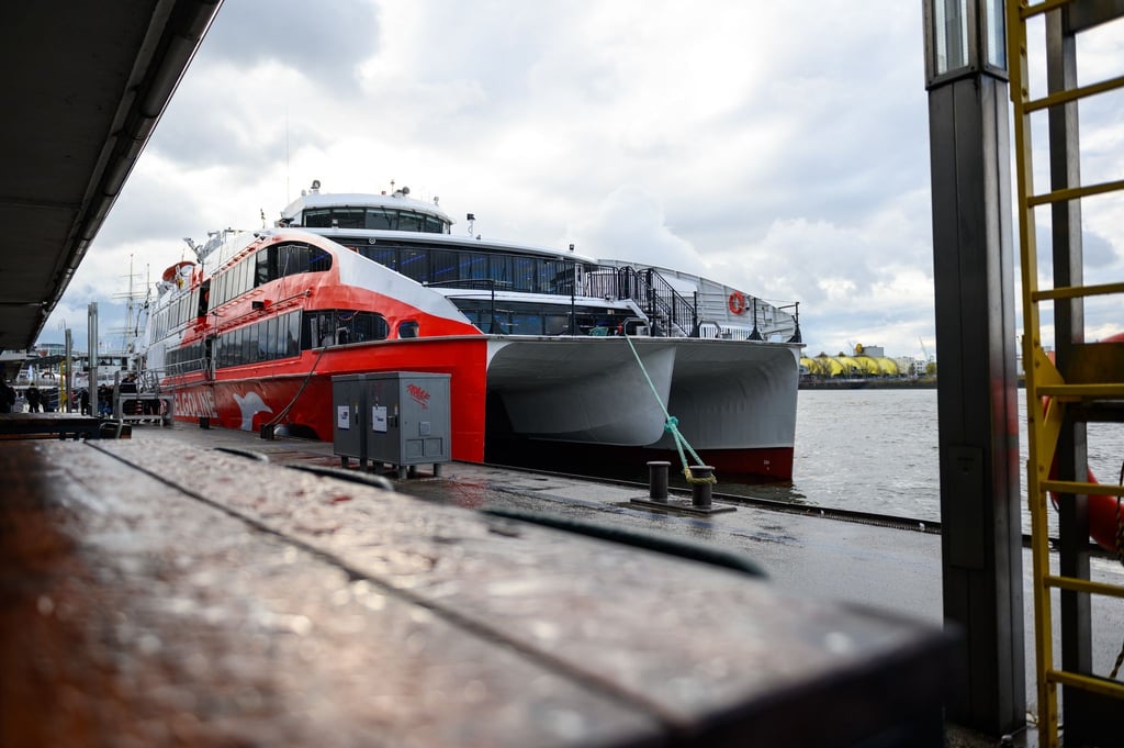Der Helgoland-Katamaran im März 2023 vor der Abfahrt an den Landungsbrücken.