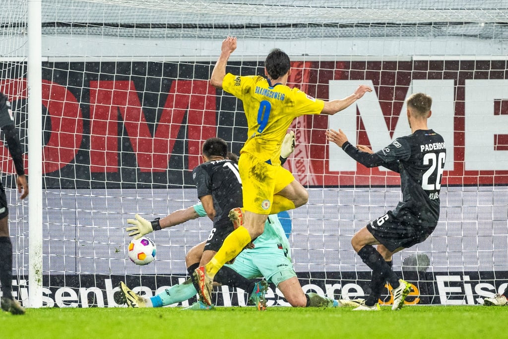 Braunschweigs Rayan Philippe (vorne) erzielt das Tor zum 1:2.