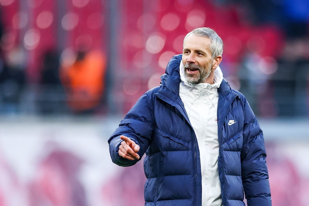 Leipzigs Trainer Marco Rose applaudiert nach dem Schlusspfiff.