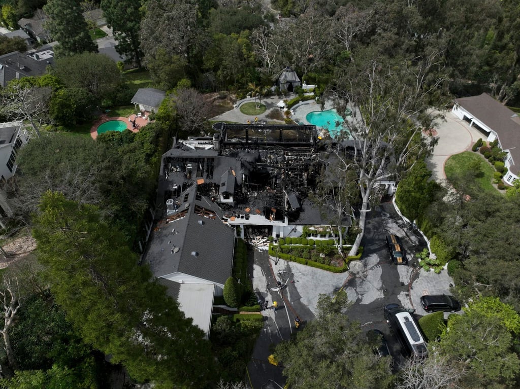 Eine Luftaufnahme zeigt die durch den Brand schwer beschädigte Villa von Cara Delevingne in Los Angeles.