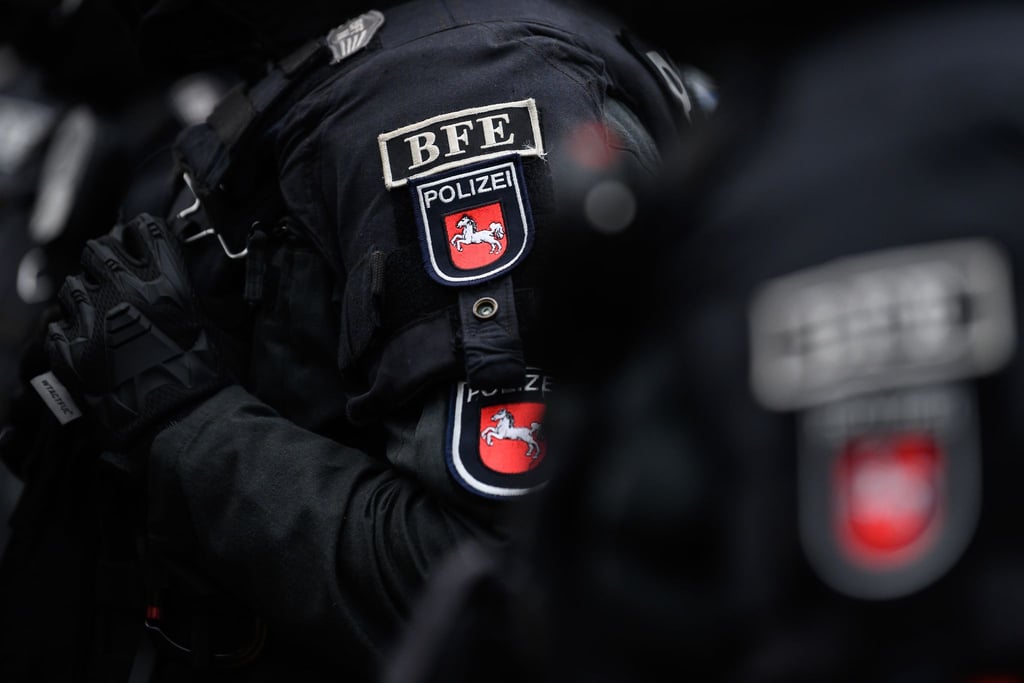 Einsatzkräfte der Polizei stehen bei einer Demonstration des "Göttinger Bündnisses gegen Rechts".