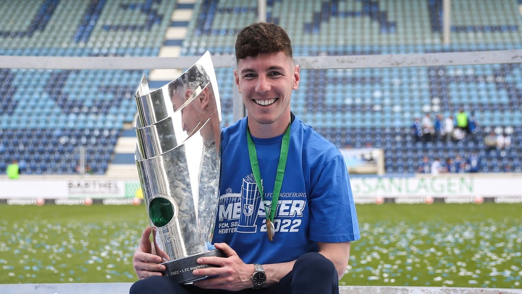 Ex-Magdeburger Florian Kath mit Meisterpokal im Jahr 2022.
