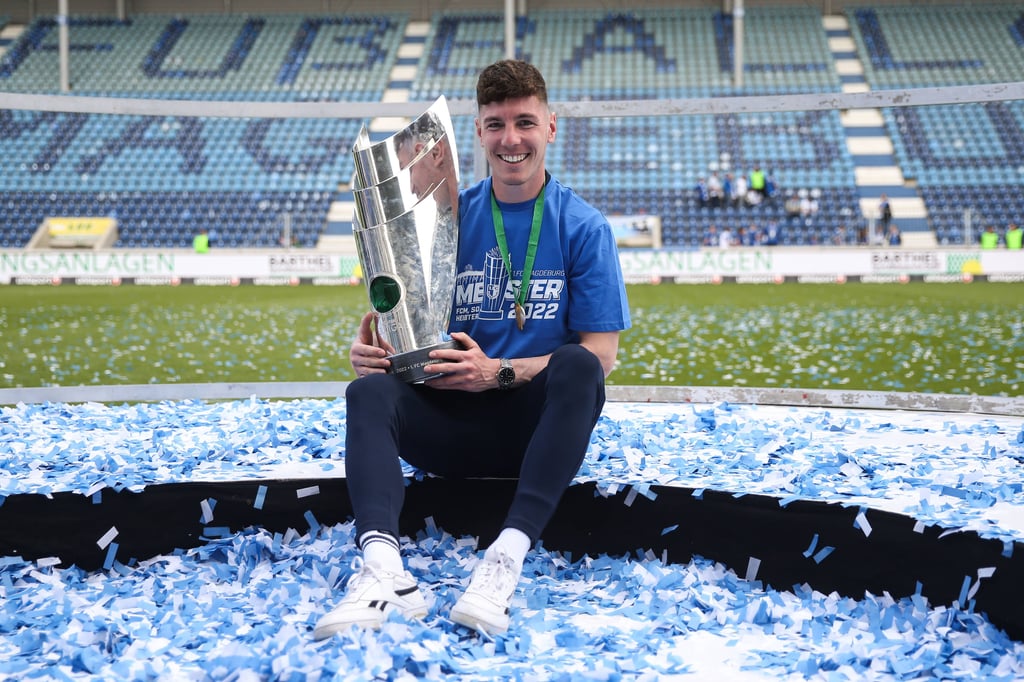 Ex-Magdeburger Florian Kath mit Meisterpokal im Jahr 2022.