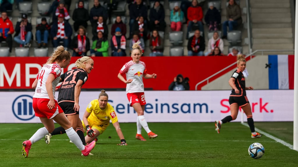 Pernille Hader (M.) erzielt das 4:0 für die Bayern gegen überforderte Leipzigerinnen