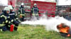 Zur Truppmannausbildung gehört viel Praxis. Bei der Feuerwehr Havelberg lernen aktuell sechs Frauen und Männer ihr Handwerk, um künftig die Aktiven zu unterstützen. Hier wird der Einsatz von Feuerlöschern trainiert.