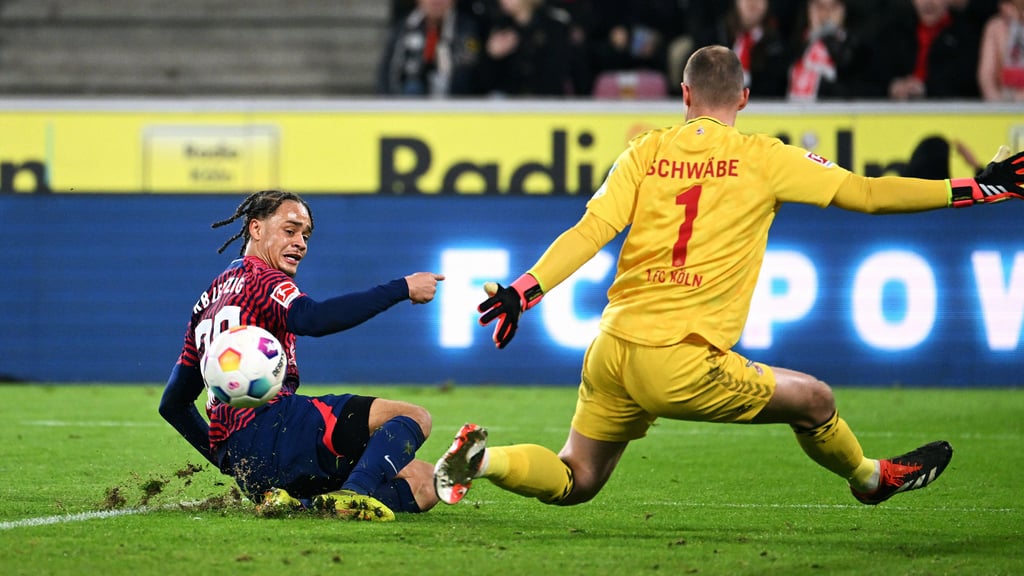 Vorlage zum 2:1 Xavi Simons kommt vor Marvin Schwäbe an den Ball.