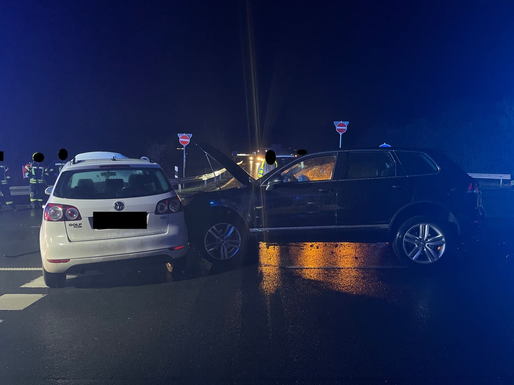 Beim Abbiegen auf die A36 sind zwei Fahrzeuge kollidiert.