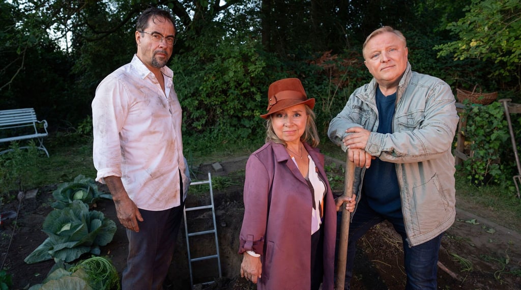 Prof. Karl-Friedrich Boerne (Jan Josef Liefers, l-r), Silke Haller (ChrisTine Urspruch) und Frank Thiel (Axel Prahl) graben so einiges aus.