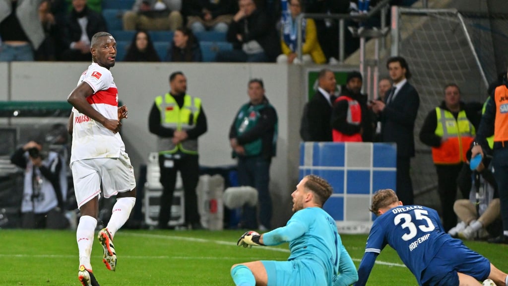 VfB-Torjäger Serhou Guirassy (l) dreht nach seinem Treffer zum 2:0 jubelnd ab.