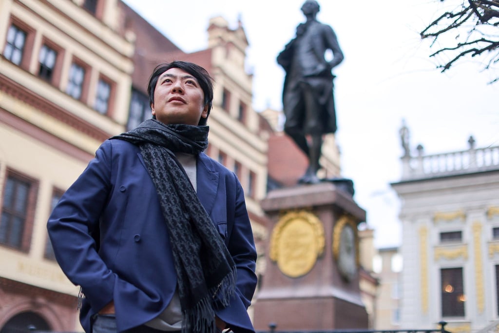 Der chinesische Pianist Lang Lang steht auf dem Naschmarkt in der Leipziger Innenstadt.