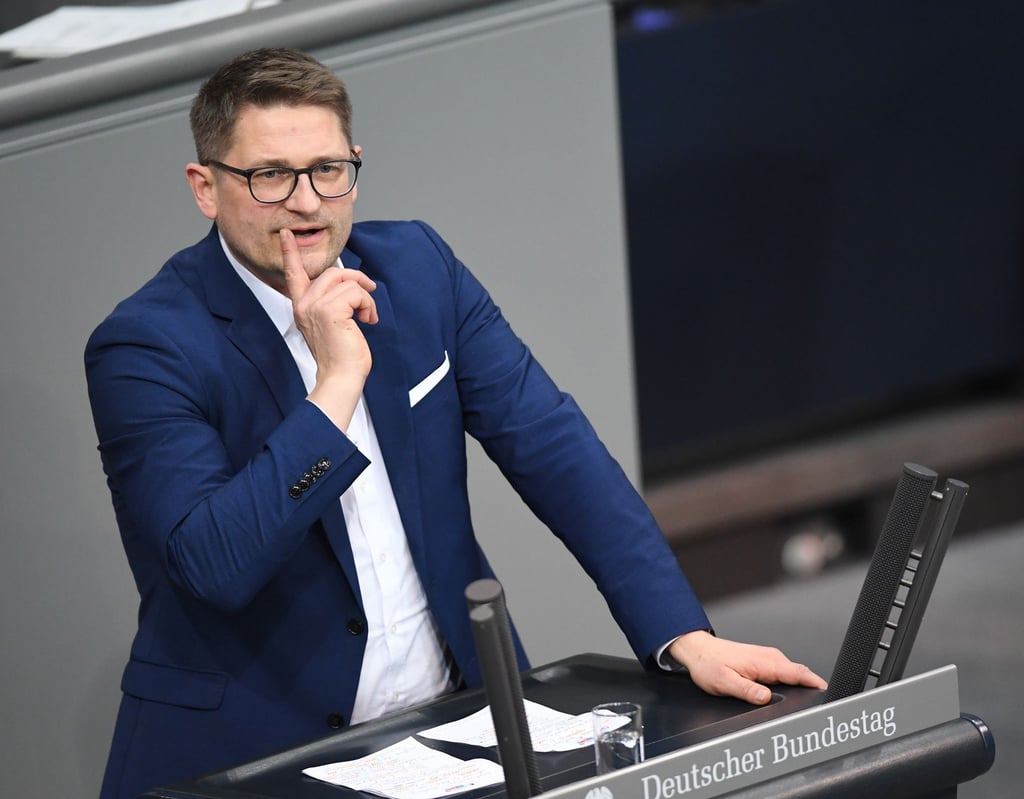 René Springer (AfD) spricht in der Debatte des Bundestags zu der Einführung einer Bezahlkarte für Asylsuchende.