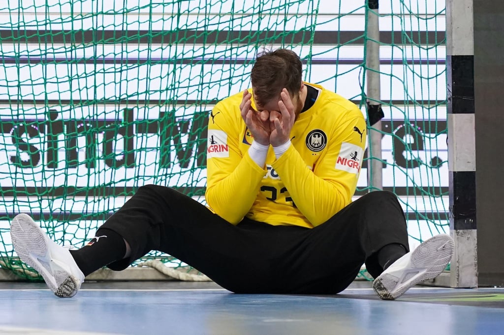 Deutschlands Torwart Andreas Wolff fasst sich ins Gesicht.