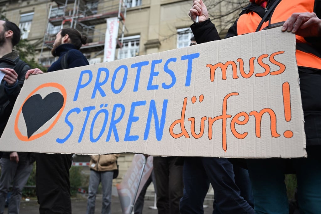 Klimaaktivisten mit einem Plakat auf dem steht „Protest muss stören dürfen!“.