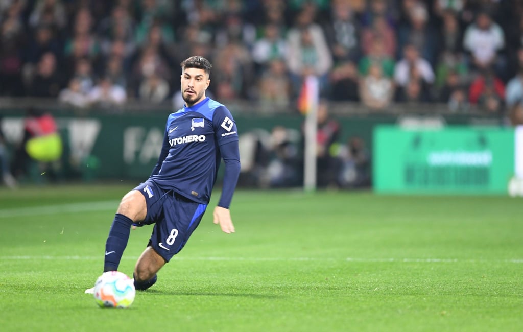 Herthas Suat Serdar am Ball.