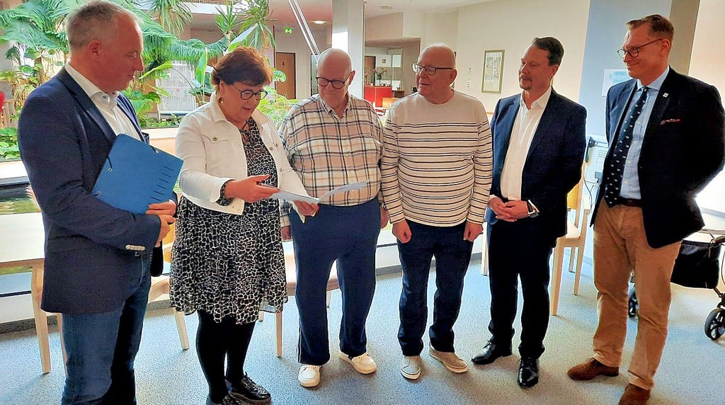 Im Beisein von Rüdiger Erben übergab Petra Grimm-Benne (beide SPD) unter den neugiergen Blicken von Dieter Gerisch und Herbert Birk den Förderbescheid an den Stiftungsgeschäftsführer Andreas Fuchs und dem Vorstandsvorsitzenden und Zeitzer Oberbürgermeister Christian Thieme (CDU) (v.l.n.r.).