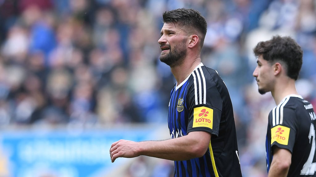Kai Brünker vom 1. FC Saarbrücken humpelte beim Spiel gegen den MSV Duisburg mit schmerzverzerrtem Gesicht vom Platz.