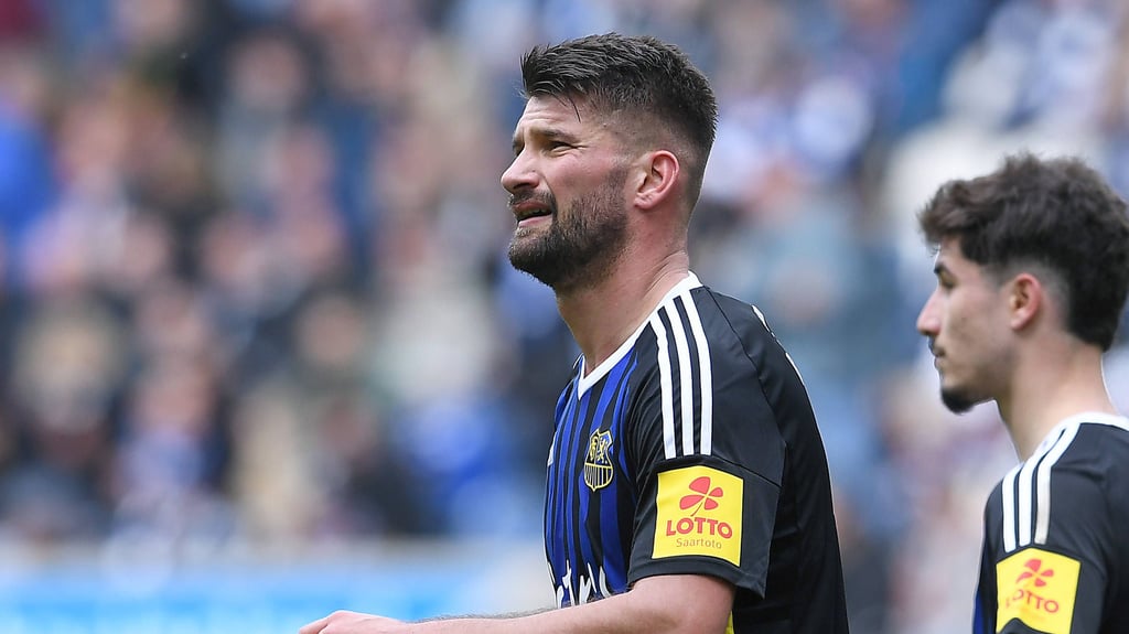 Kai Brünker vom 1. FC Saarbrücken humpelte beim Spiel gegen den MSV Duisburg mit schmerzverzerrtem Gesicht vom Platz.
