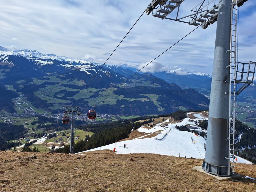 Blick auf den Unfallort. Eine deutsche Gleitschirmpilotin ist in Hopfgarten im Brixental gegen die Gondel einer Seilbahn geprallt.