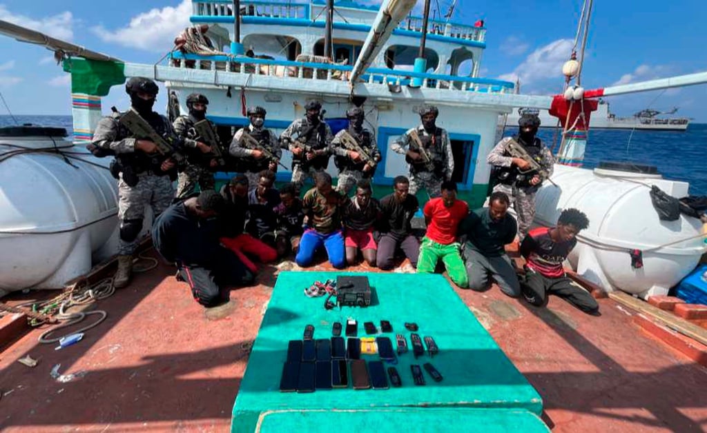 Die indische Marine hat offenbar die Besatzung eines Frachtschiffs aus der Hand von somalischen Piraten befreit.