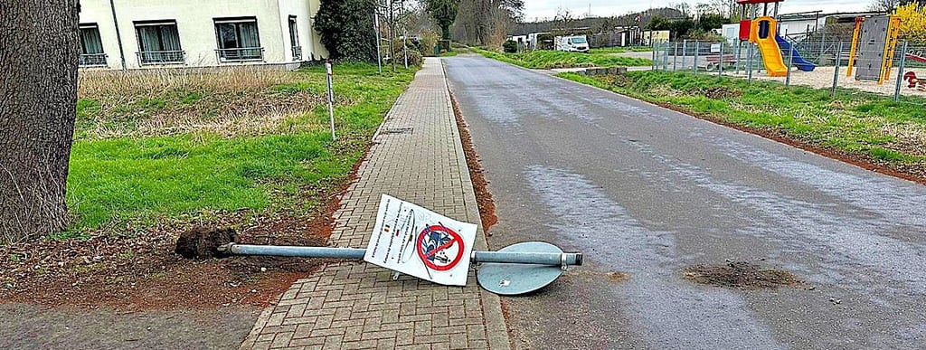 Unbekannte haben am Spazierweg in Möckern Schilder ausgerissen.