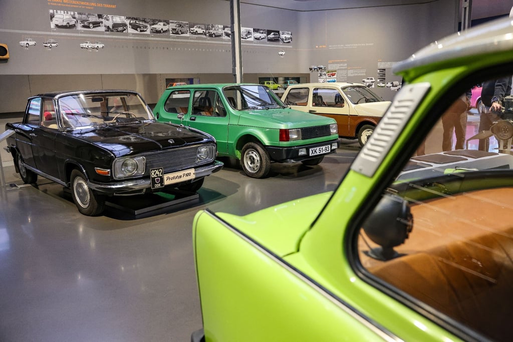 Die Prototypen Trabant P 100 (l) und P6100 (M) steht hinter einem P 601 (r) im August-Horch-Museum.