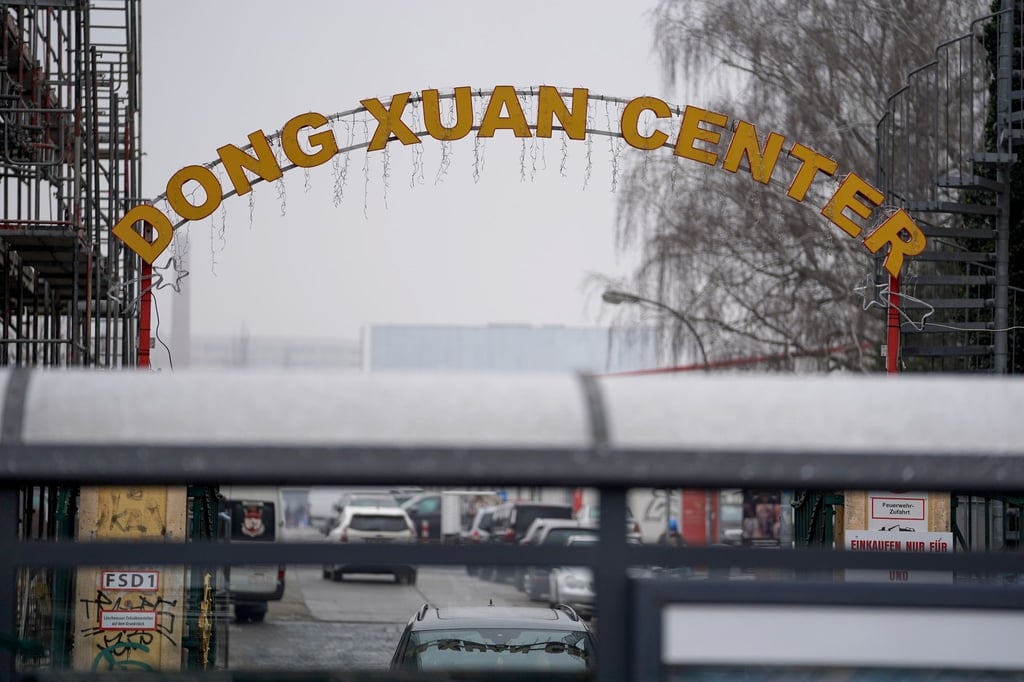 Ein Schriftzug hängt über dem Eingangstor zum Dong Xuan Center.