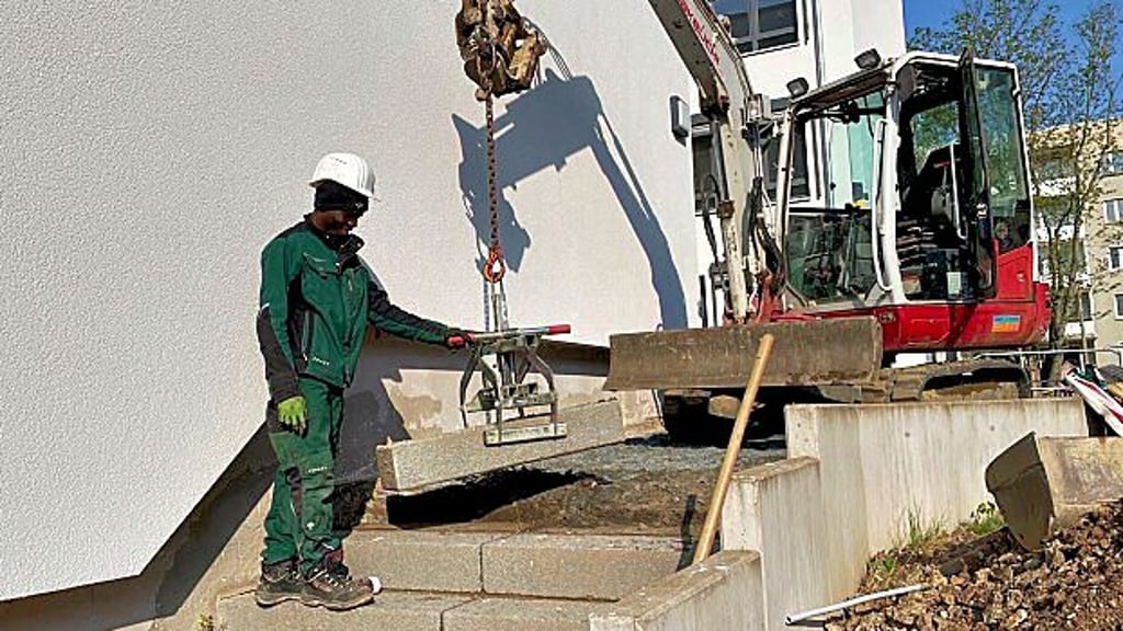 Zoumana Fofana bei seiner Arbeit auf einer Baustelle in Staßfurt. Trotz seiner Anstellung wurde er im vergangenen Jahr abgeschoben.