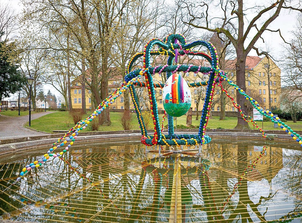 Liebevoll geschmück ist der große Osterbrunnen vor dem Droyßiger Schloss. In zwei Wochen steht das Osterfest bereits vor der Tür.