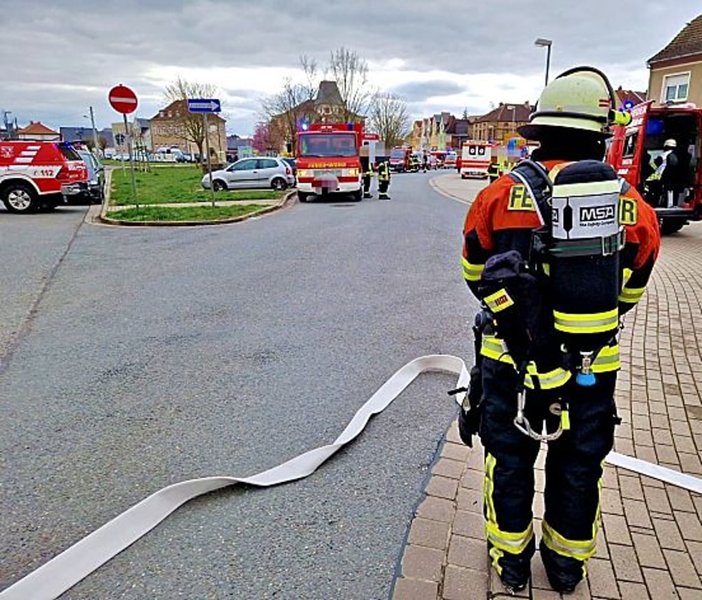 Dutzende Einsatzkräfte sind am Sonnabend zum Schützenplatz gerufen worden.