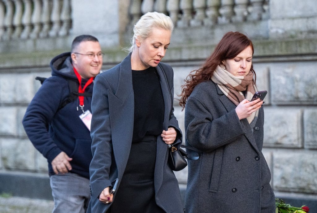 Julia Nawalnaja (M), Witwe von Alexej Nawalny, und ihre Sprecherin Kira Jarmysch (r) verlassen die russische Botschaft.