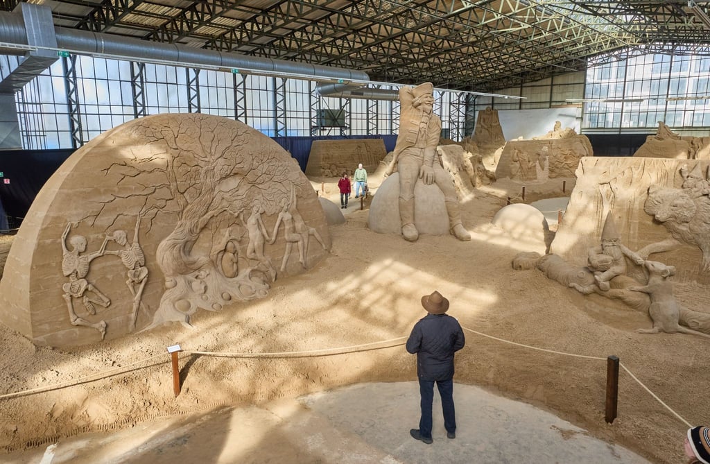 In Travemünde findet zum sechsten Mal die Sandskulpturen-Ausstellung statt.