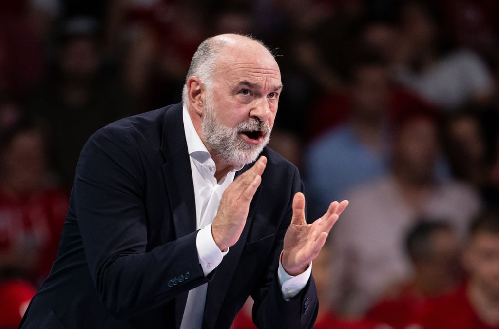 Trainer Pablo Laso von München verfolgt das Spiel am Spielfeldrand.