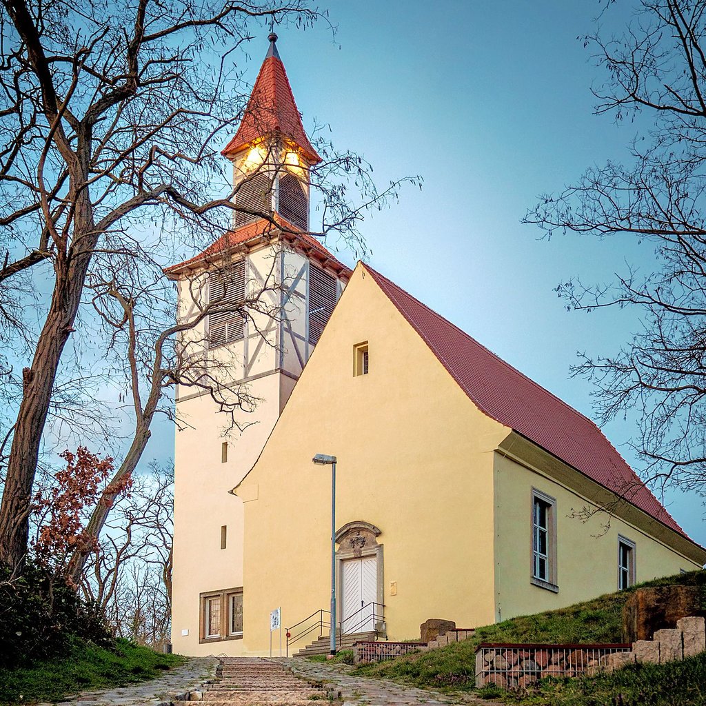 Ohne den Förderverein hätte die Menzer Kirche keinen Turm und auch keine gepflasterte Zuwegung.